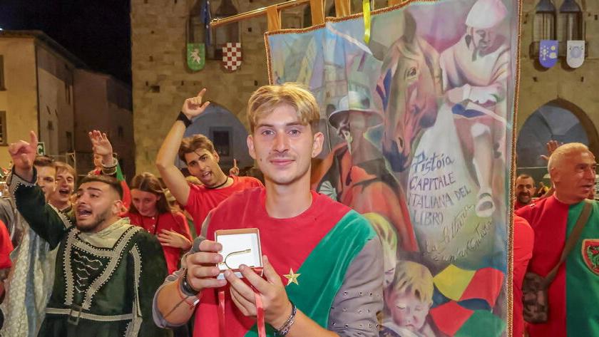 Niccolò Francesconi con lo Speron d’Oro davanti al palio della Giostra 2026