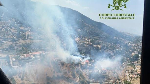Incendio a Ozieri, in azione un elicottero e un Super puma