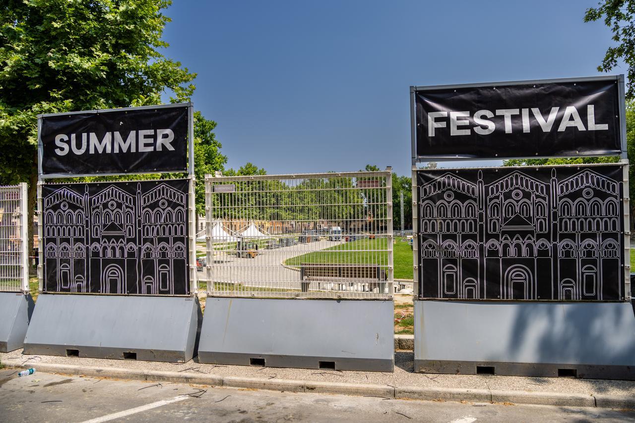 Ferrara, piazza Ariostea rovente: arena per gli eventi e territorio di conflitto