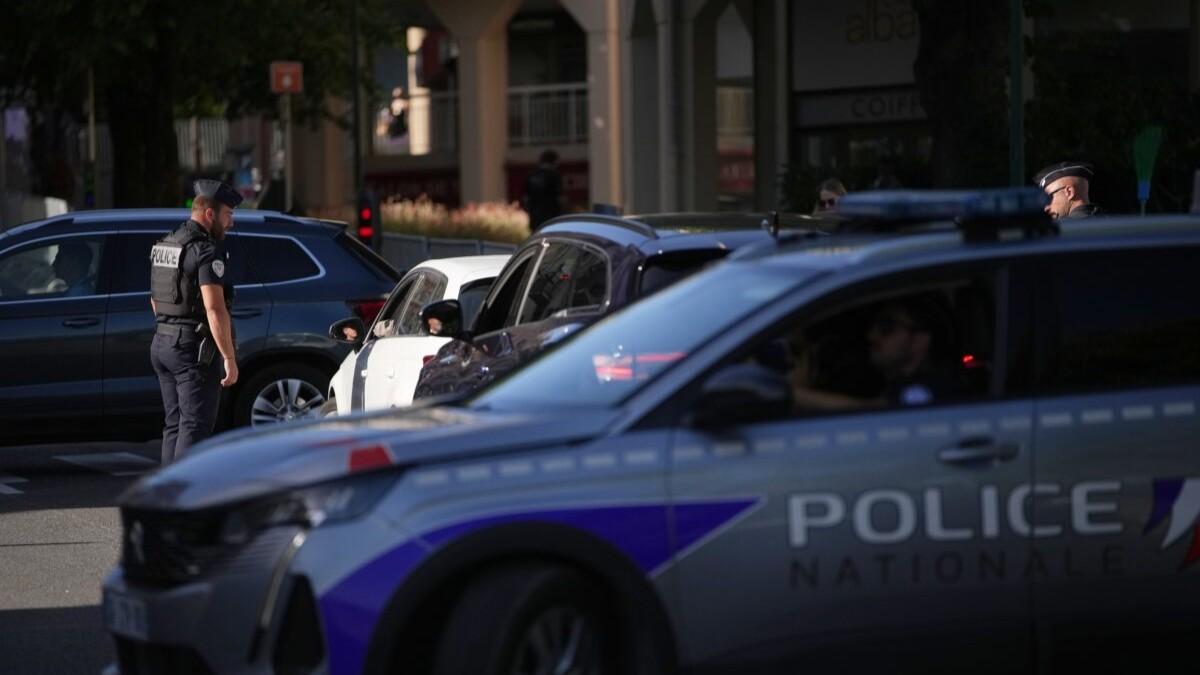 Parigi, attacca e ferisce tre donne con un coltello: una è incinta – Cosa sappiamo