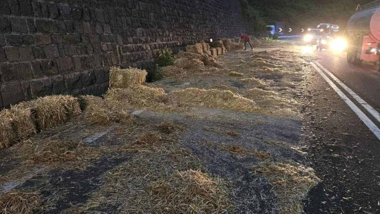 Pioggia di balle di fieno sulla strada: camion perde il carico e manda in tilt il traffico