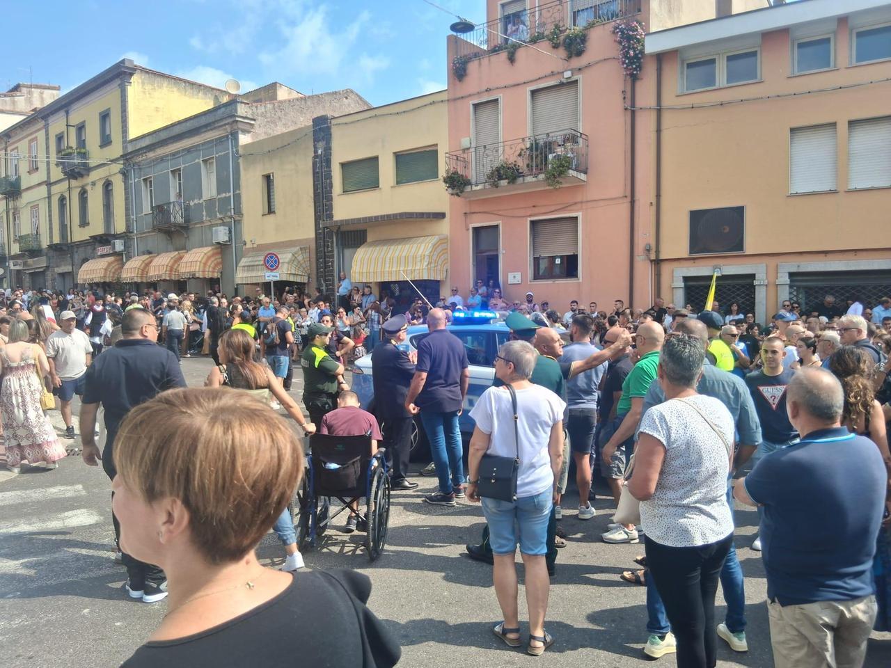 Tensione durante la processione, la parrocchia cambia il percorso e i fedeli insorgono: intervengono le forze dell’ordine