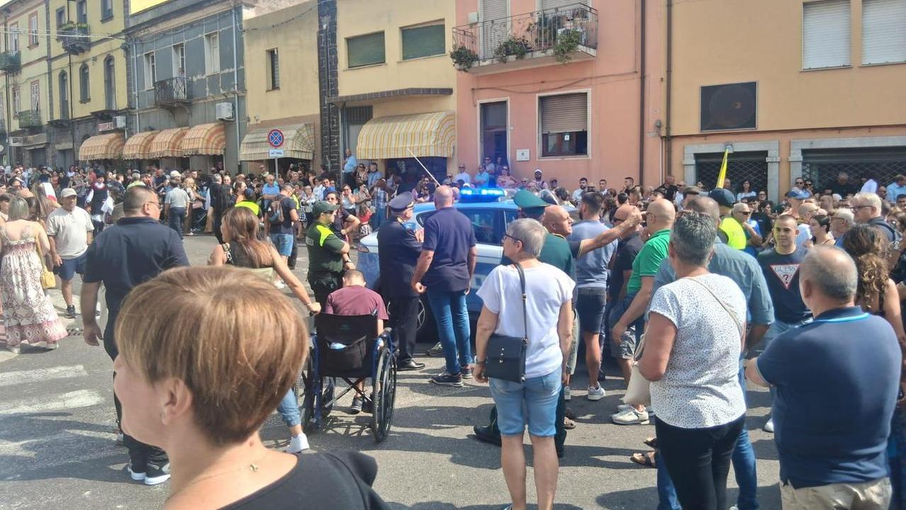 Tensione durante la processione, la parrocchia cambia il percorso e i fedeli insorgono: intervengono le forze dell’ordine