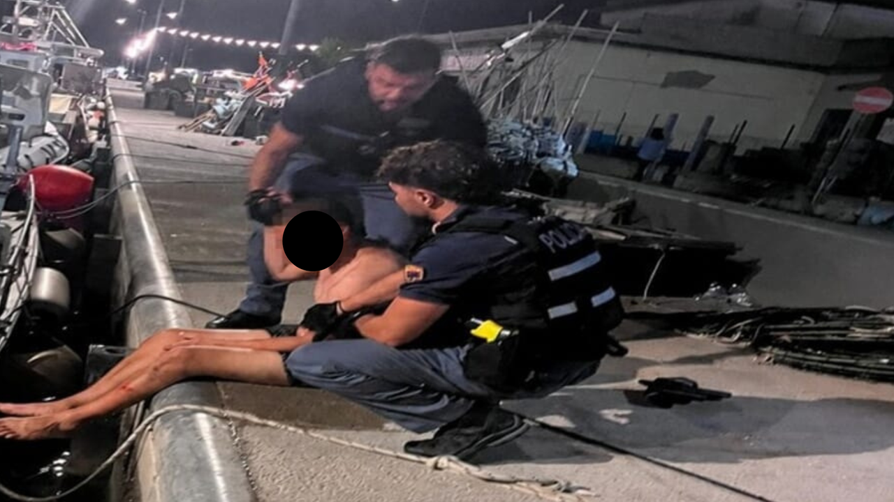 Ubriaco si getta in mare e rischia di annegare: salvato in extremis dalla Polizia