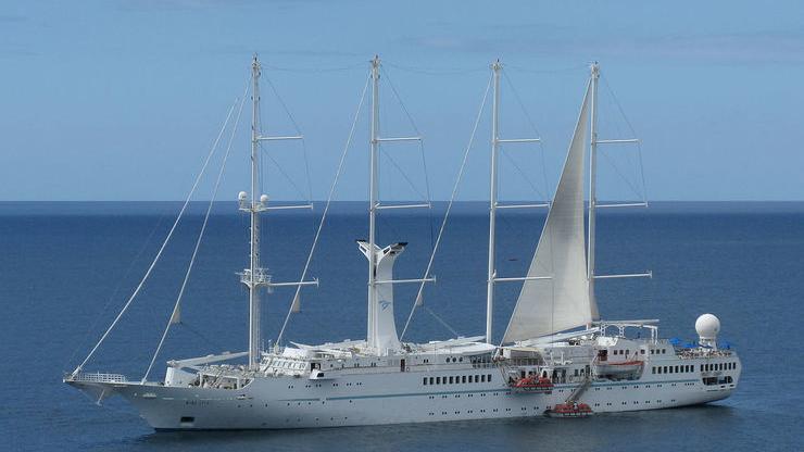 La Riviera del Corallo conquista il turismo d’élite: la Wind Spirit in rada ad Alghero