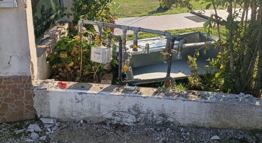 Ro, sfonda col rimorchio cancellata e colonnina del gas e se ne va