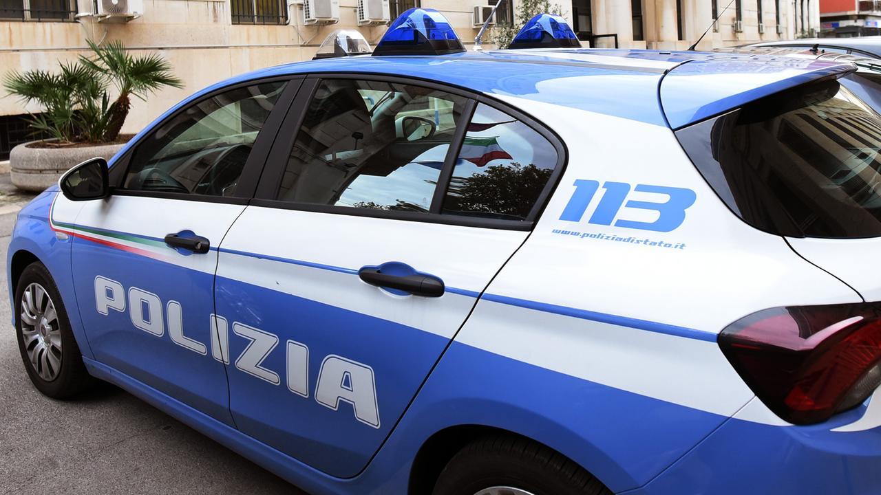 Violenta rapina in strada, vittima colpita al volto e derubata dell’oro: due arresti
