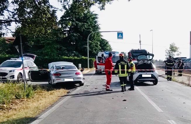 Senza patente provoca un grave incidente e scappa, poi manda un'altra persona a fingersi il conducente