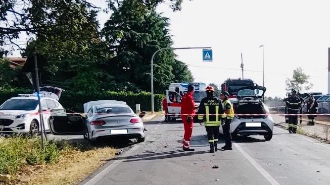 Senza patente provoca un grave incidente e scappa, poi manda un'altra persona a fingersi il conducente