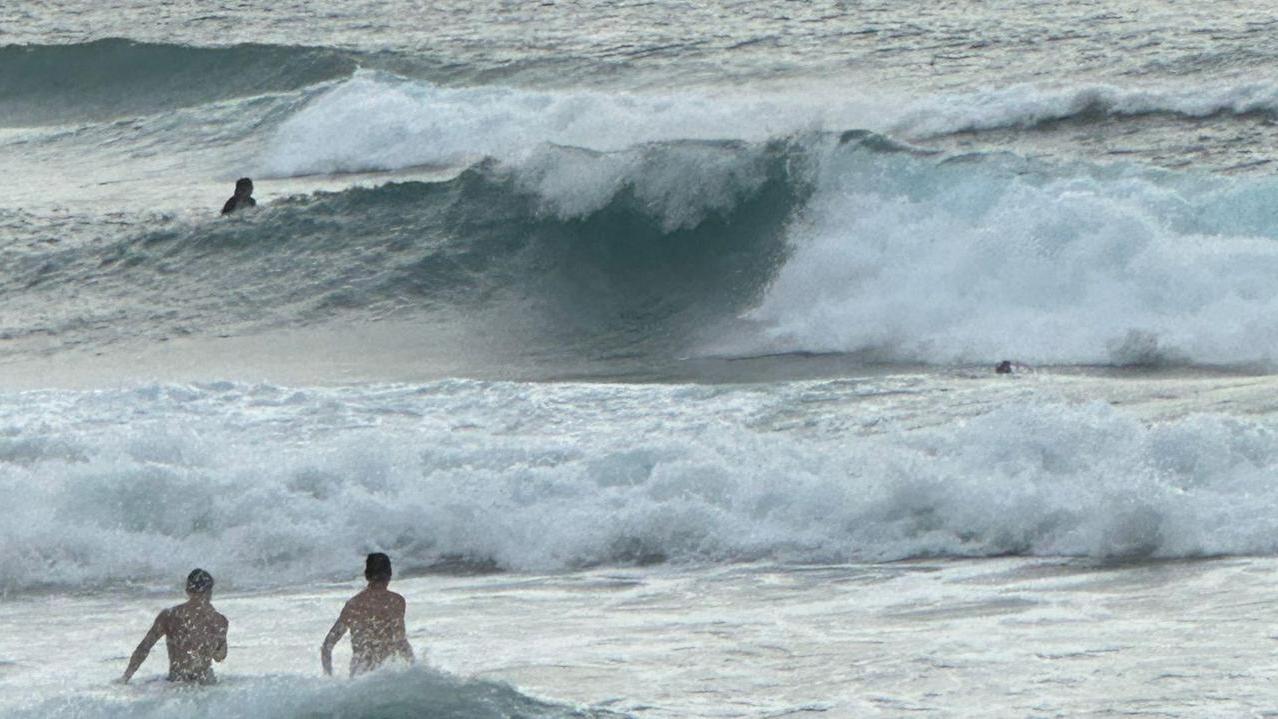 Terzo giorno di emergenza a Porto Ferro, sei persone trascinate al largo dalla corrente: paura per un bambino