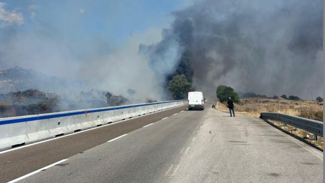 Inferno di fuoco e fumo a Macomer: chiusa la Statale 131- La situazione