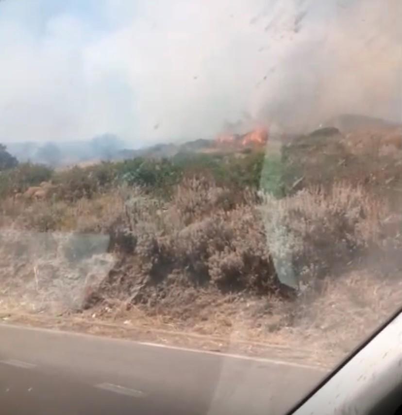 Incendio sulla 131, all’altezza di Macomer: strada chiusa