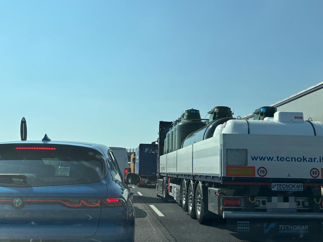Autostrada A1 tra Modena e Reggio Emilia, camion in fiamme e traffico bloccato