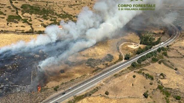 Fuoco e fumo a Macomer: la Statale 131 è stata riaperta