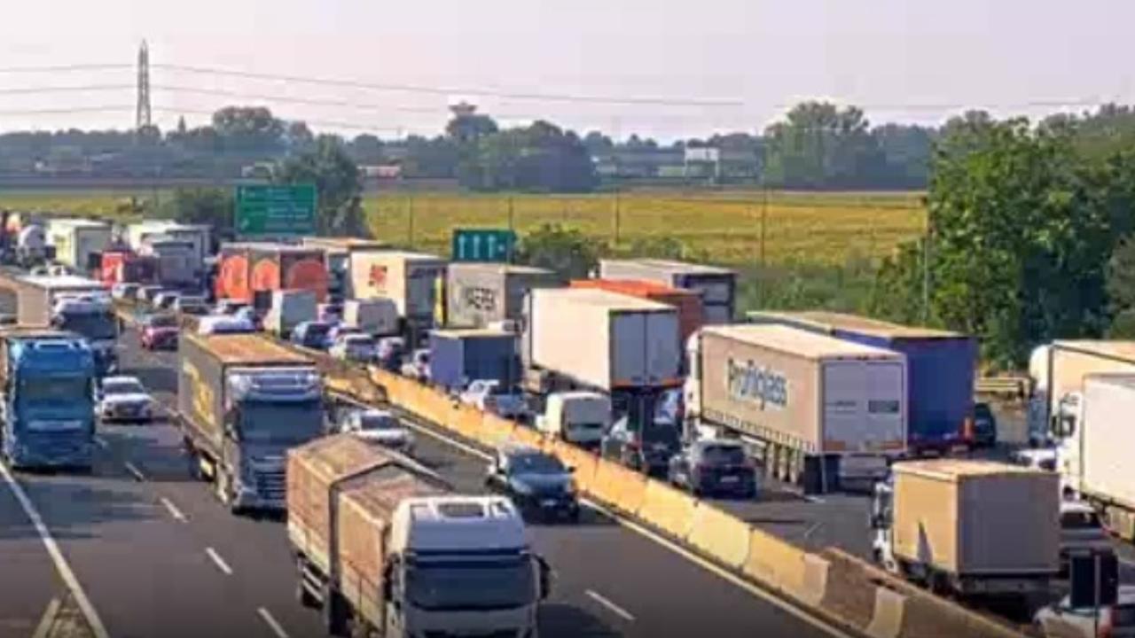 Camion in fiamme a Modena sull’autostrada A1: lunga coda verso Milano