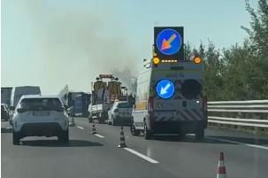 Coda di 10 km in A1 tra Modena Nord e Reggio Emilia: camion in fiamme e traffico bloccato