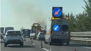 Coda di 10 km in A1 tra Modena Nord e Reggio Emilia: camion in fiamme e traffico bloccato