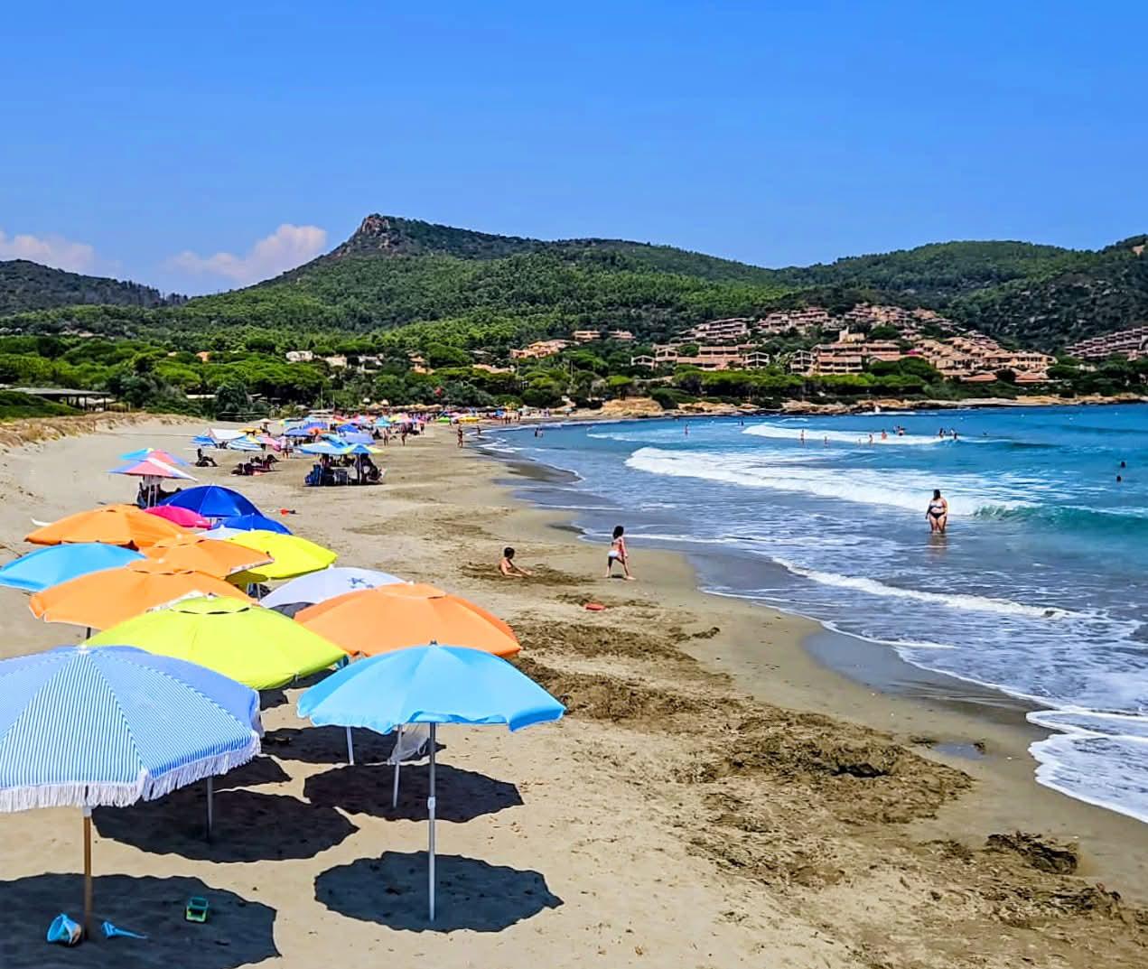 Si tuffa in mare con la bandiera rossa, tragedia sfiorata: donna salvata dal bagnino