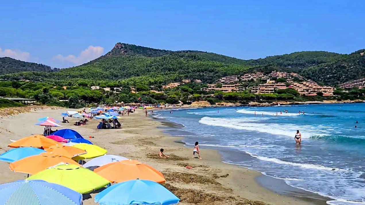 Si tuffa in mare con la bandiera rossa, tragedia sfiorata: donna salvata dal bagnino