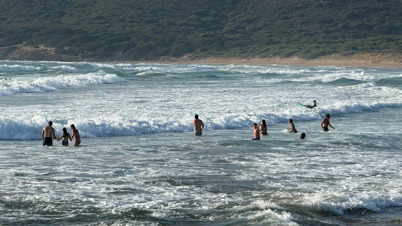 In acqua nonostante la bandiera rossa, super lavoro per i bagnini: decine di salvataggi nelle spiagge dell’isola