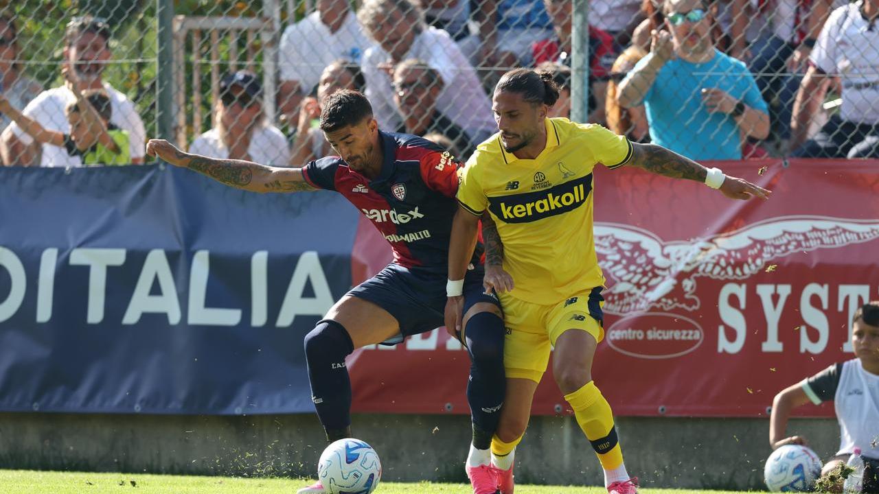 Deiola e Pedro Mendes in duello durante Cagliari-Modena (foto Modena Fc)