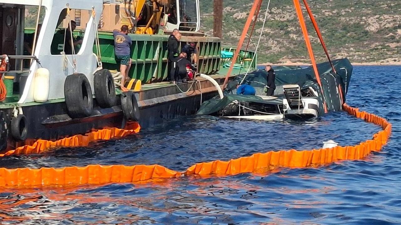 Yacht di lusso incendiato e affondato a Tavolara: recuperato il relitto