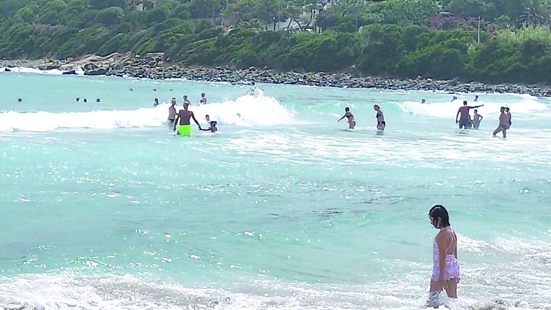 Entra in acqua con la bandiera rossa: ora rischia una denuncia – Ecco che cosa sappiamo