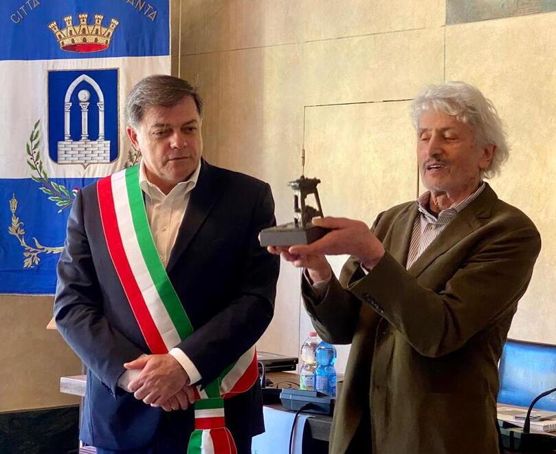 
	Paolo Borghi durante la consegna del&nbsp;premio Pietrasanta e la Versilia nel mondo dei fratelli Rosselli

