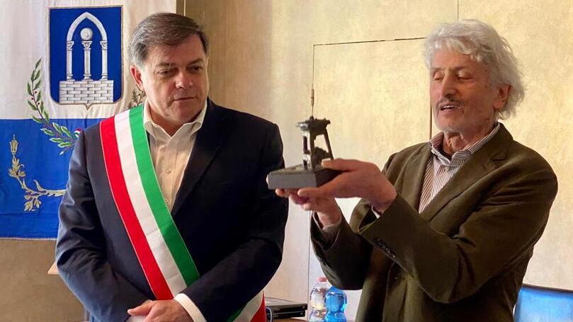 Paolo Borghi durante la consegna del premio Pietrasanta e la Versilia nel mondo dei fratelli Rosselli