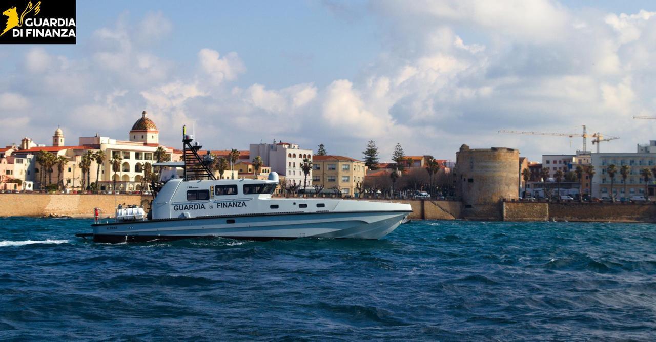 Ricercato in tutto il mondo, lo fermano a bordo di una moto d’acqua ad Alghero: arrestato latitante in vacanza