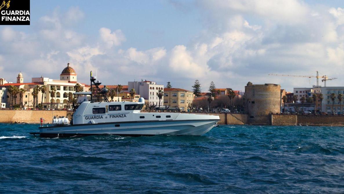 Ricercato in tutto il mondo, lo fermano a bordo di una moto d’acqua ad Alghero: arrestato latitante in vacanza