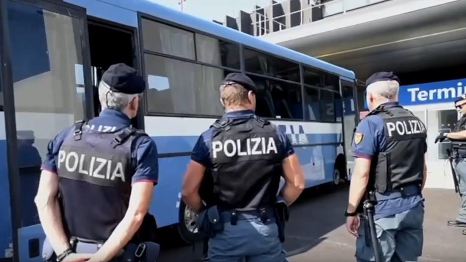 Contrasto all'immigrazione clandestina: espulsi 32 cittadini stranieri – VIDEO