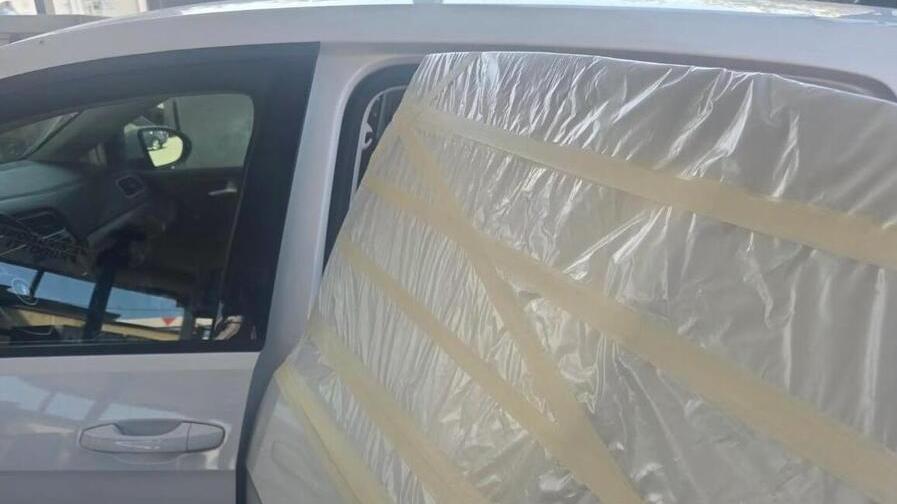Un'auto danneggiata