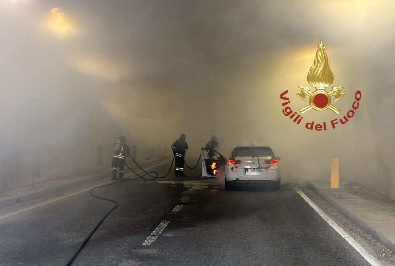 Olbia, auto va a fuoco in galleria: tunnel chiuso per i controlli di sicurezza