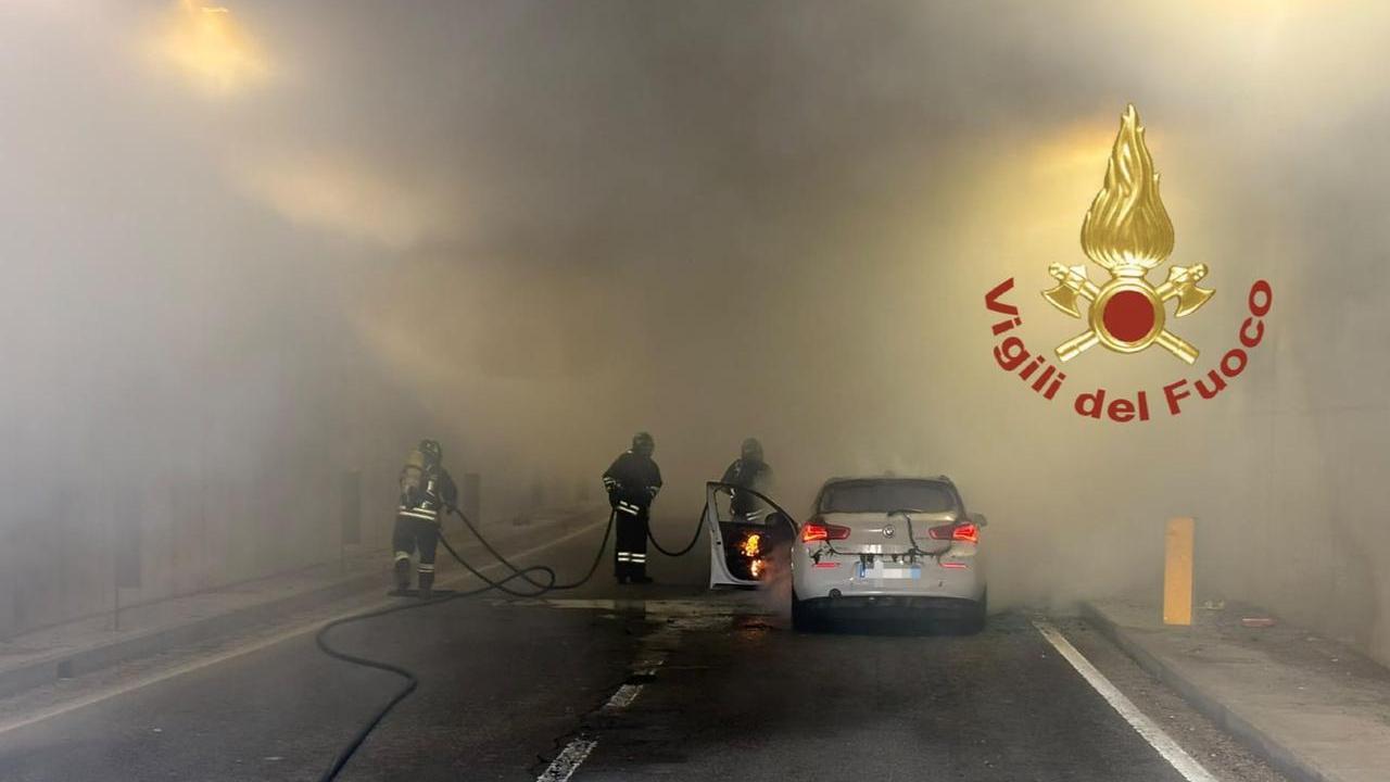 Olbia, auto va a fuoco in galleria: tunnel chiuso per i controlli di sicurezza