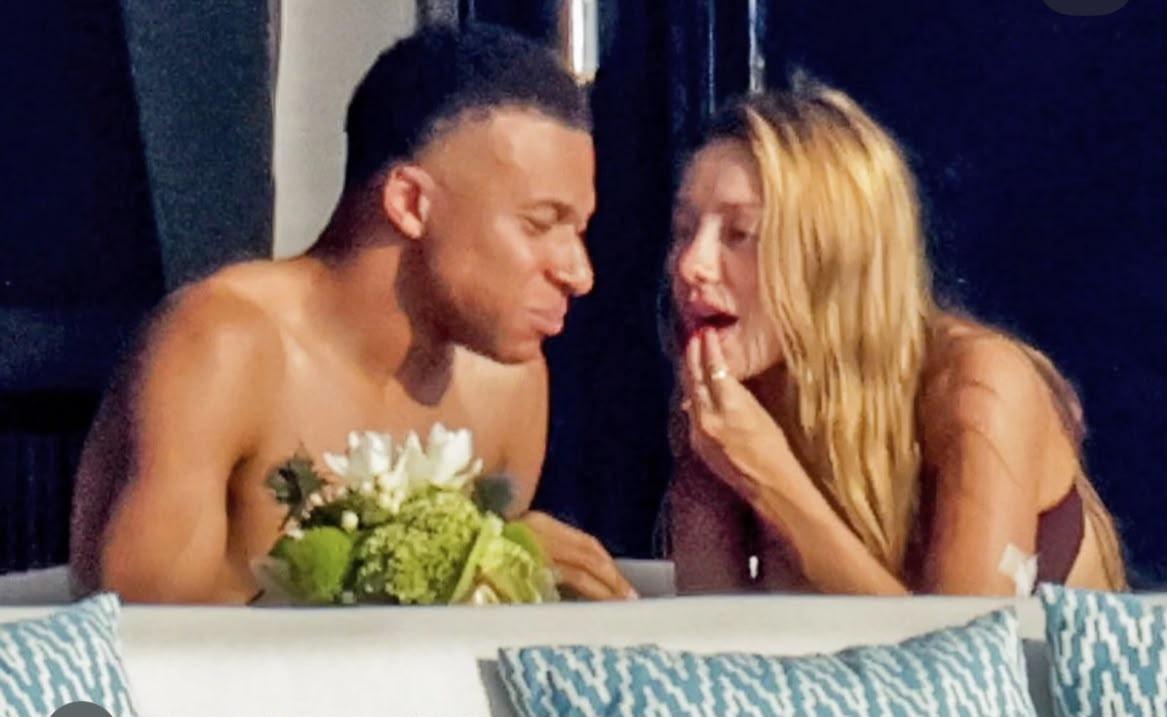 Baci, fragole e champagne per Mbappé in vacanza a Porto Cervo con la sua Ester