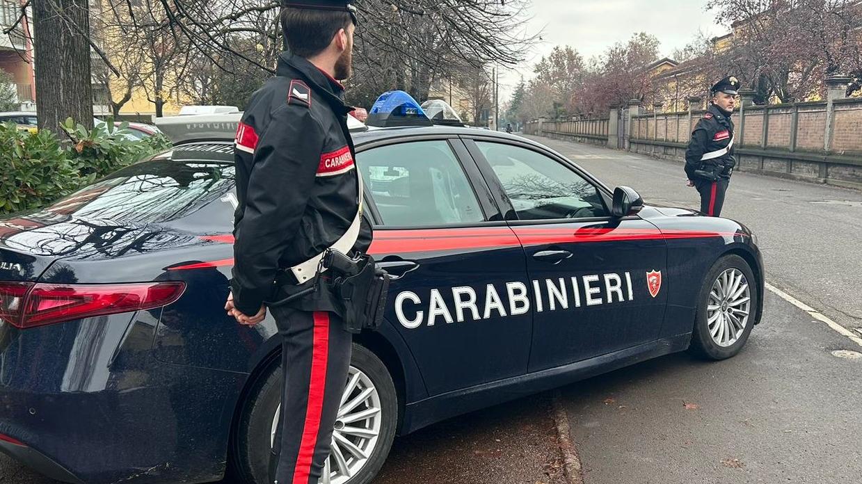 Tentano di strapparle la borsa e la minacciano con un coltello: ferita una 28enne, banditi in fuga