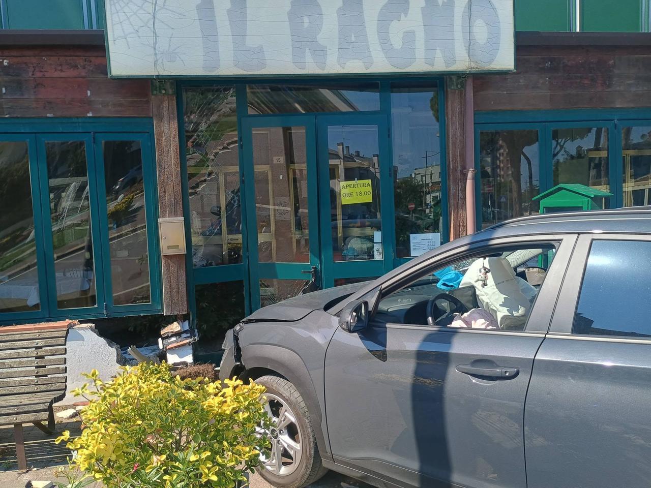 Lido Estensi, malore alla guida: auto sfonda l’ingresso del ristorante Il Ragno