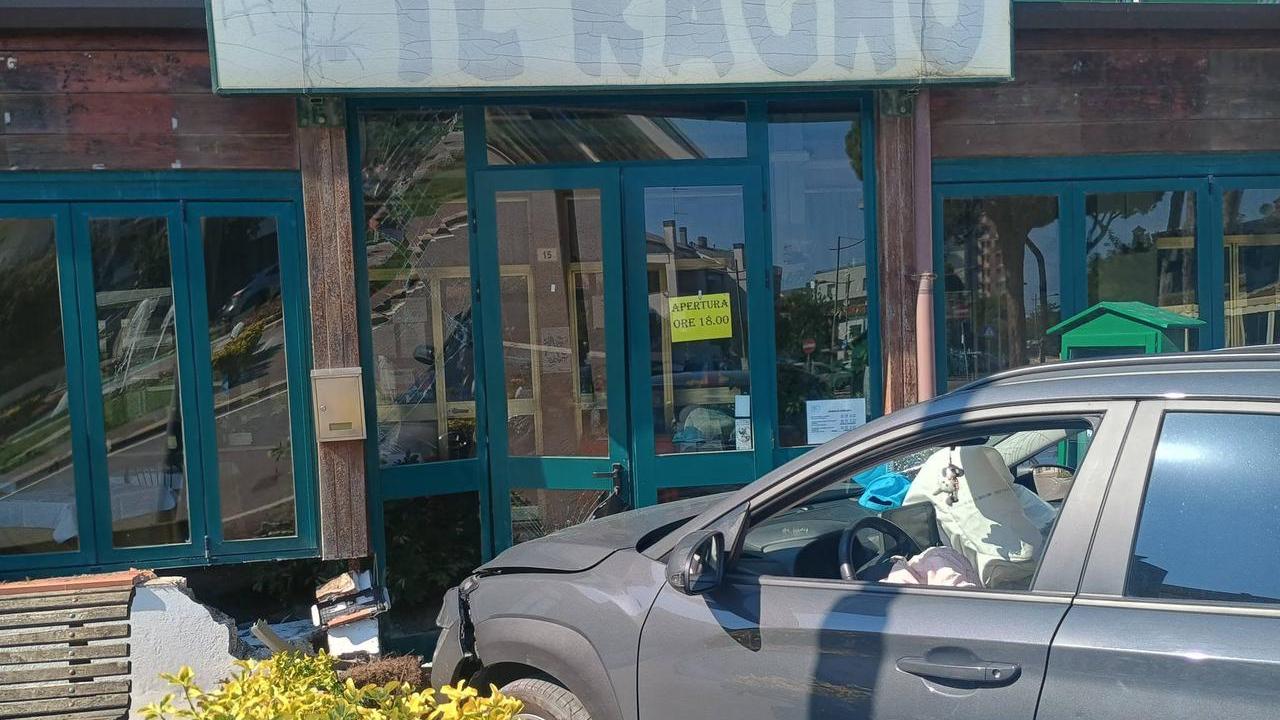 Lido Estensi, malore alla guida: auto sfonda l’ingresso del ristorante Il Ragno