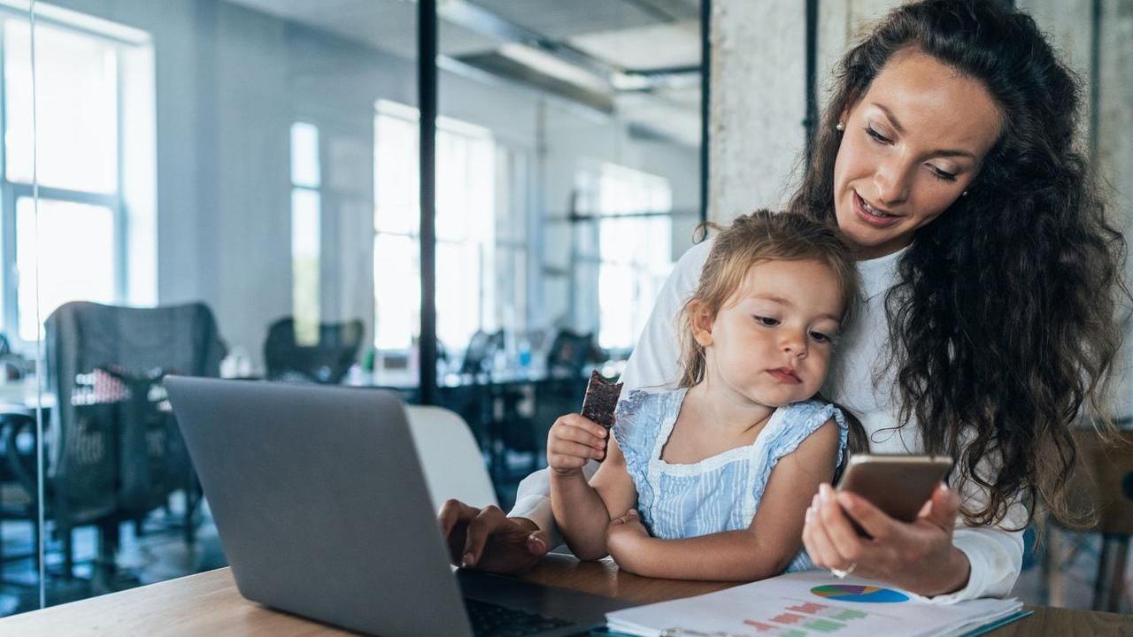 Per mamme e papà la gestione dei figli durante le vacanze estive è difficoltosa, tra lavoro e spese