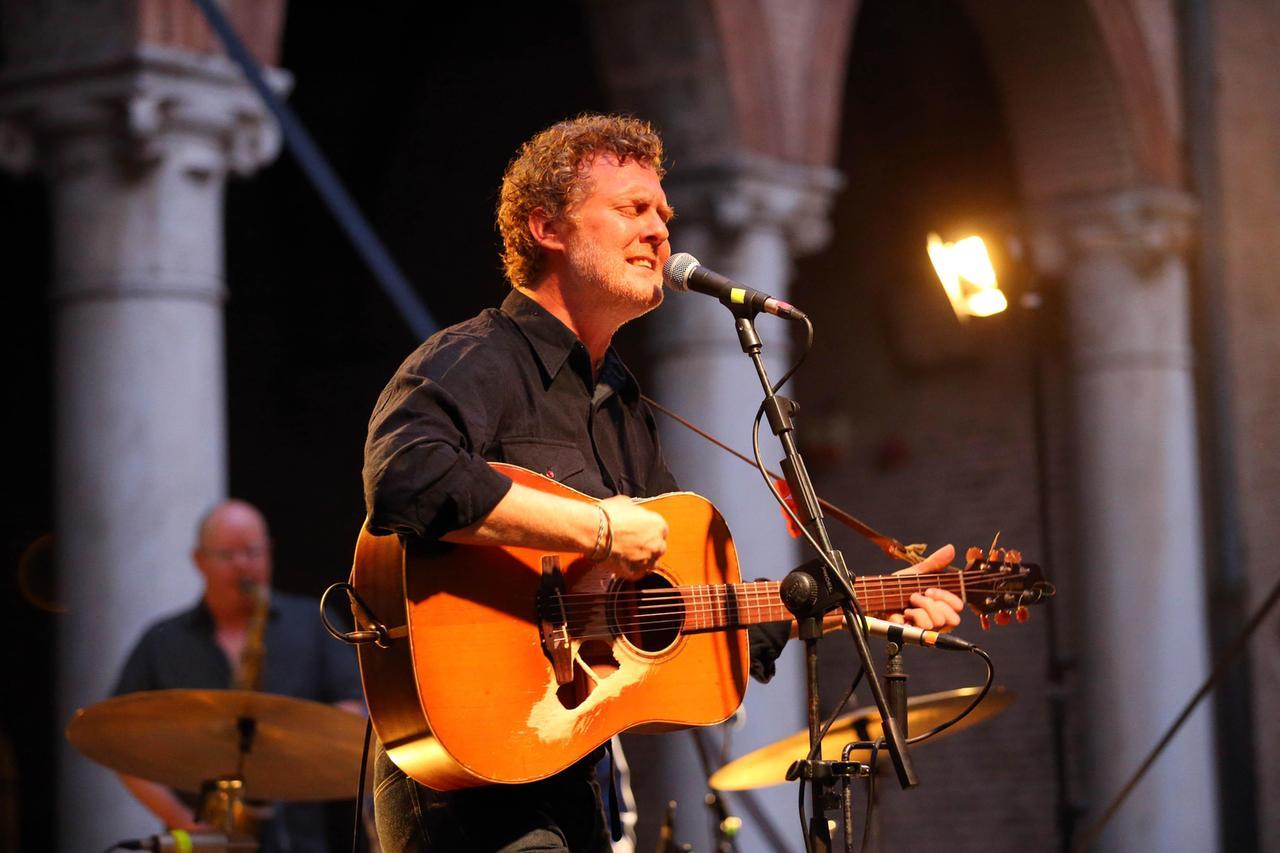 Morto Glen Hansard, il cantante irlandese si esibì a Ferrara Sotto le Stelle e Comfort Festival