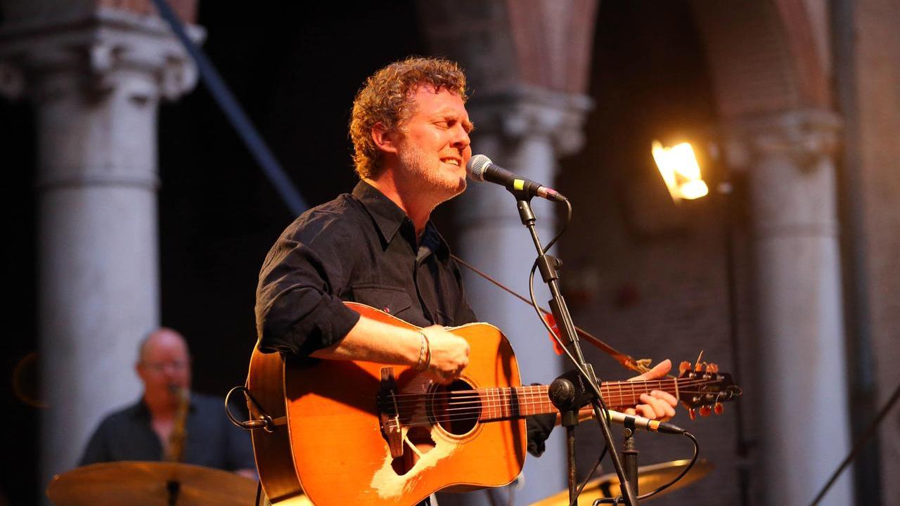 Morto Glen Hansard, il cantante irlandese si esibì a Ferrara Sotto le Stelle e Comfort Festival