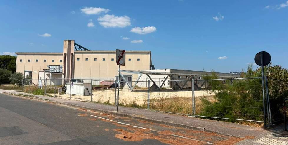 Cecina, palazzetto dello sport: cantiere e lavori sospesi 