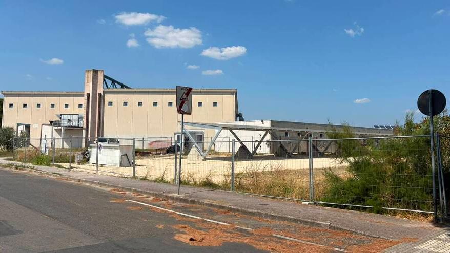 Cecina, palazzetto dello sport: cantiere e lavori sospesi<br>