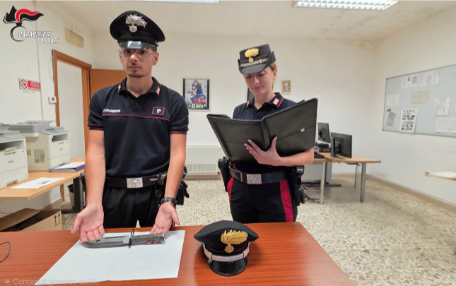 Porto Torres, tenta di imbarcarsi per Genova con una baionetta da 18 cm: denunciato