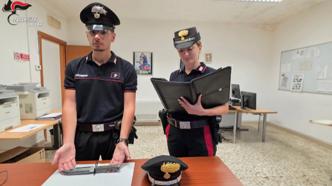 Porto Torres, tenta di imbarcarsi per Genova con una baionetta da 18 cm: denunciato
