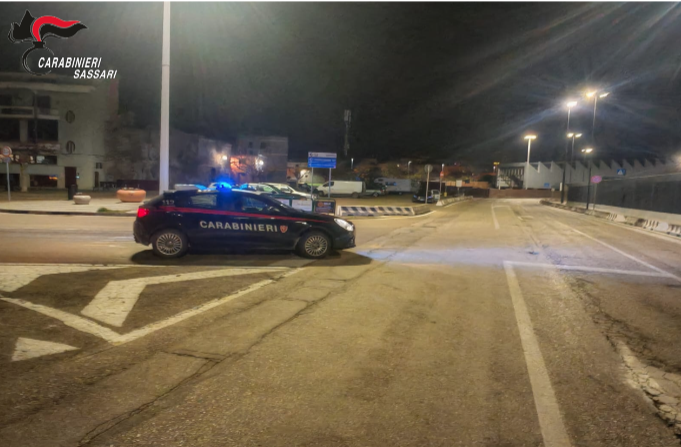Minaccia e insulta gli avventori di un bar, tra cui il padre gestore: arrestato un uomo a Sorso