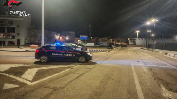 Minaccia e insulta gli avventori di un bar, tra cui il padre gestore: arrestato un uomo a Sorso
