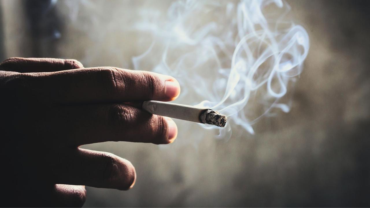 Si accende una sigaretta mentre è in ossigeno terapia, a fuoco la stanza dell’ospedale – Cosa è successo