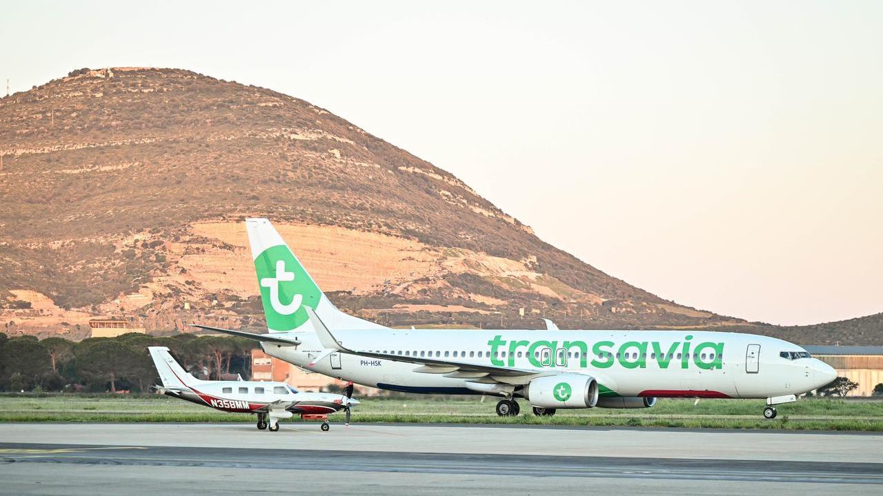 Un aereo Transavia ad Alghero in una foto d'archivio